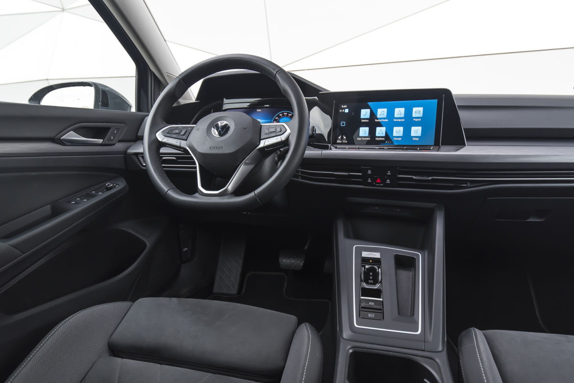 Toyota Corolla GR Sport 2.0 Hybrid Dynamic Force 184 KM e-CVT vs. Volkswagen Golf 8 1.5 eTSI 150 KM Style DSG7
