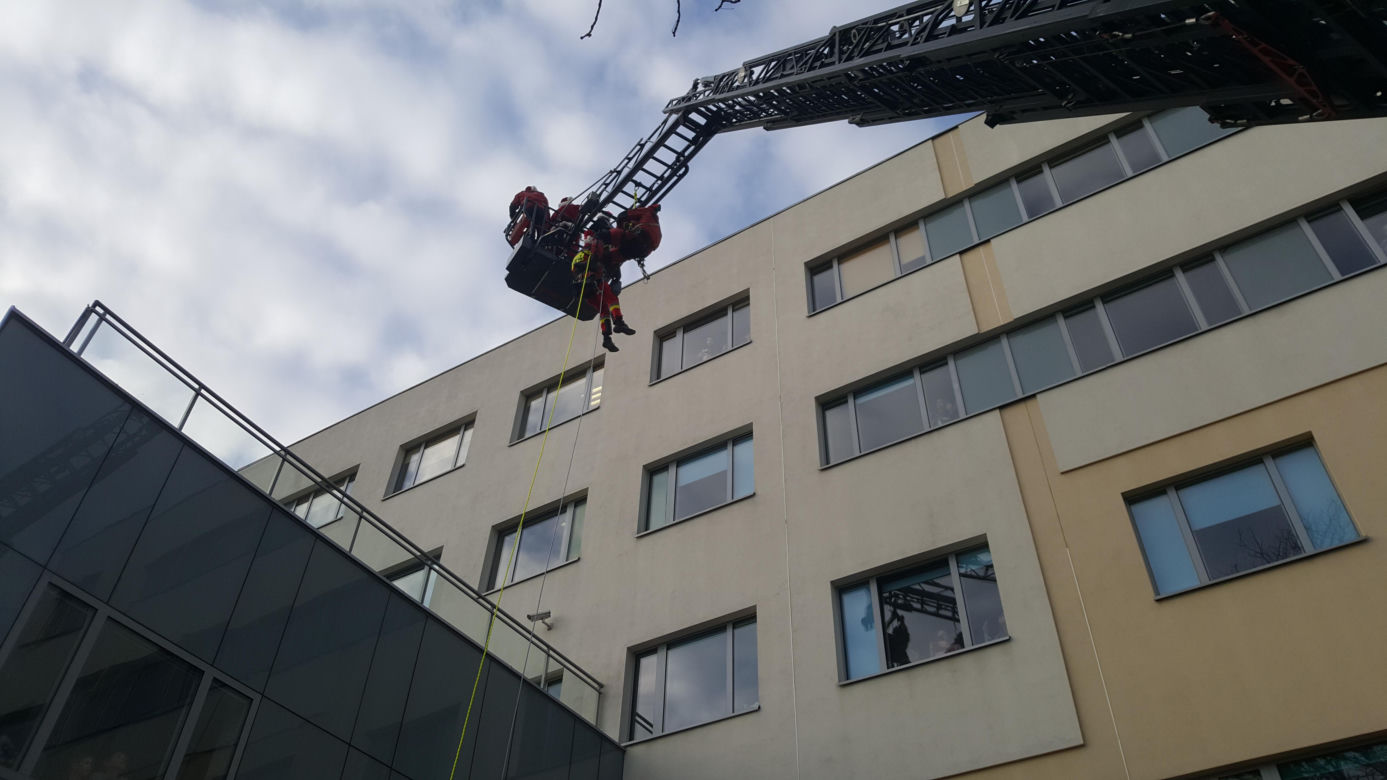 Uwaga, mikołaje na wysokościach! Bydgoscy strażacy zrobili niesamowitą frajdę małym pacjentom