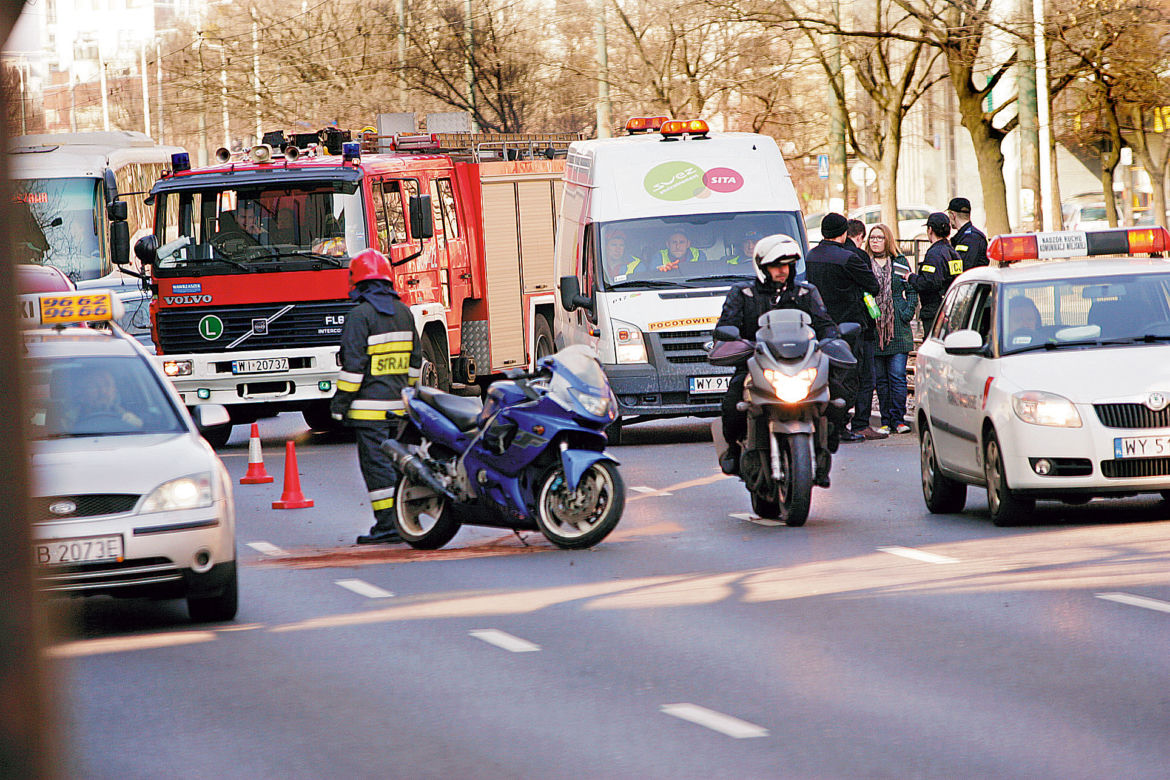 Motocyklista wjechał na torowisko