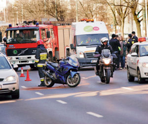 Motocyklista wjechał na torowisko