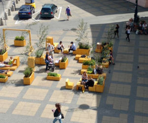 Ławki i leżaki dla mieszkańców przed Ratuszem