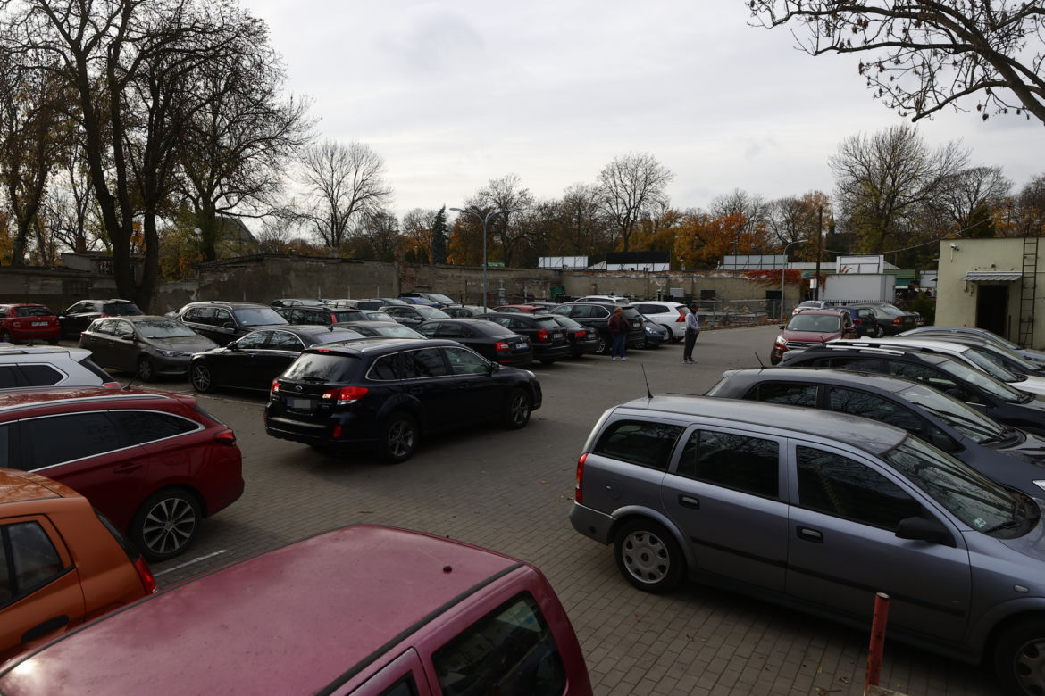 Armagedon pod cmentarzami. Tłumy odwiedzają groby bliskich 