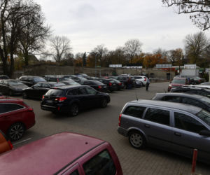Armagedon pod cmentarzami. Tłumy odwiedzają groby bliskich 