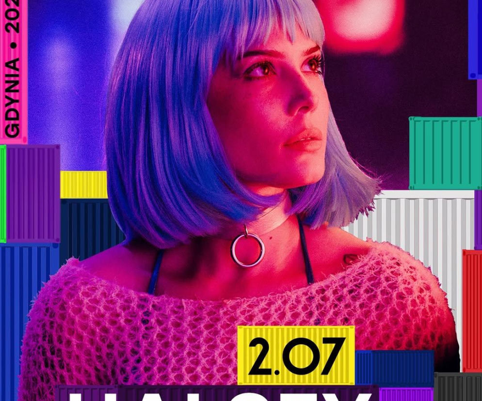 Artystyczna grafika Open'er Festival 2026 przedstawiająca wokalistkę Halsey z niebieskimi włosami i różową bluzką, otoczoną kolorowymi kontenerami. Widoczne daty 2.07 oraz nazwa festiwalu, o którym możesz przeczytać na naszym portalu.
