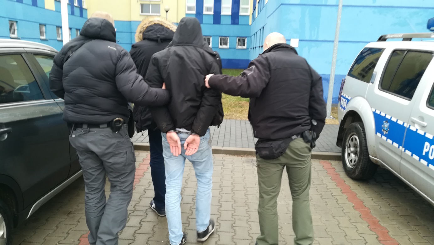 Kradli luksusowe auta m.in. w Płocku! Policja zrobiła nalot na ich "dziuplę"! [ZDJĘCIA]