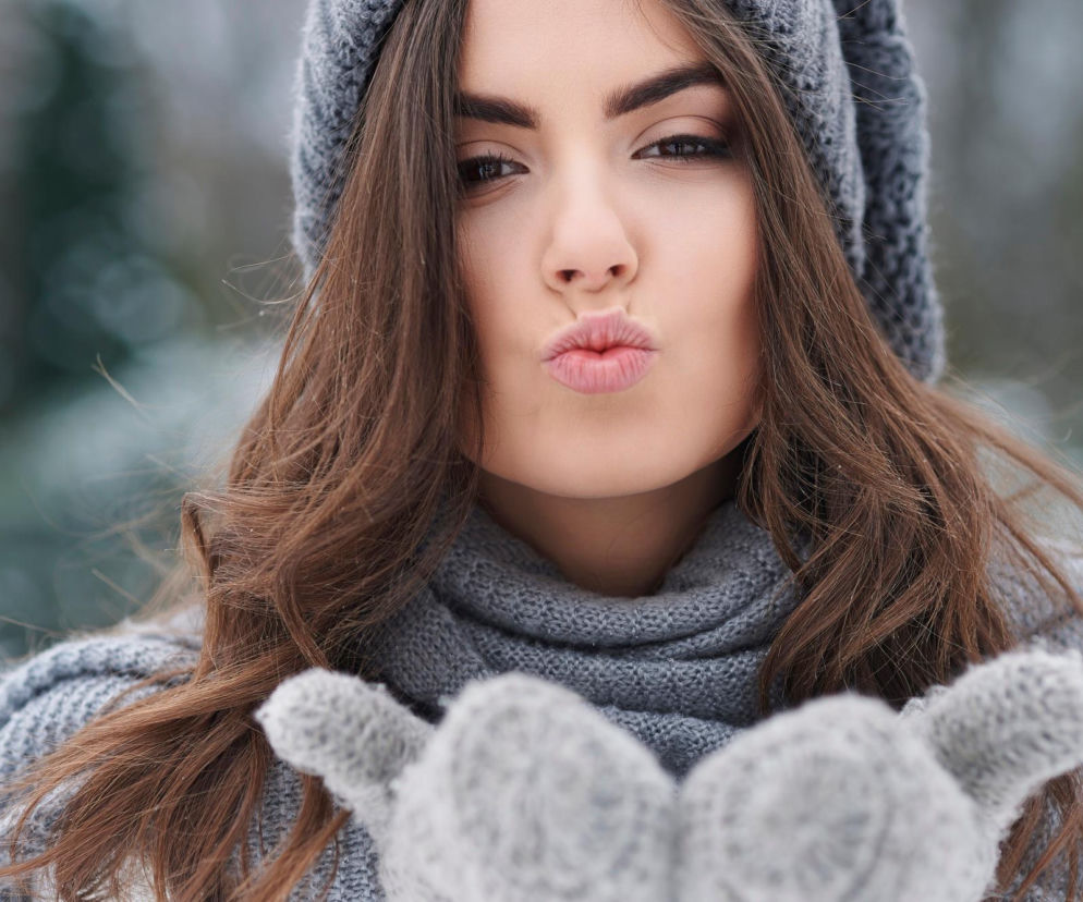 Zimowy ratunek dla ust. Jak je pielęgnować w mroźne dni?