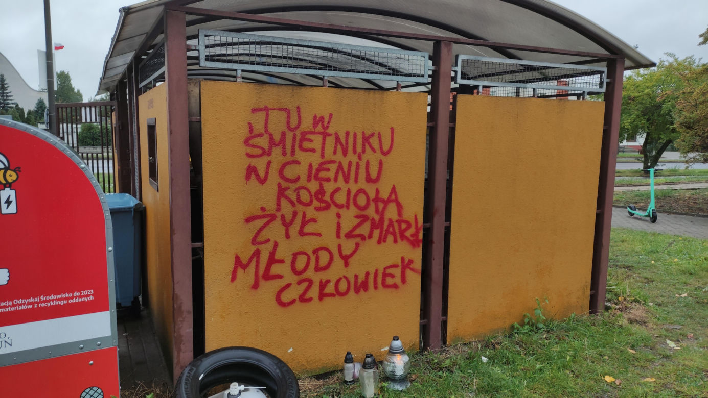 Zwłoki mężczyzny w śmietniku na terenie Torunia. Kontrowersyjny napis