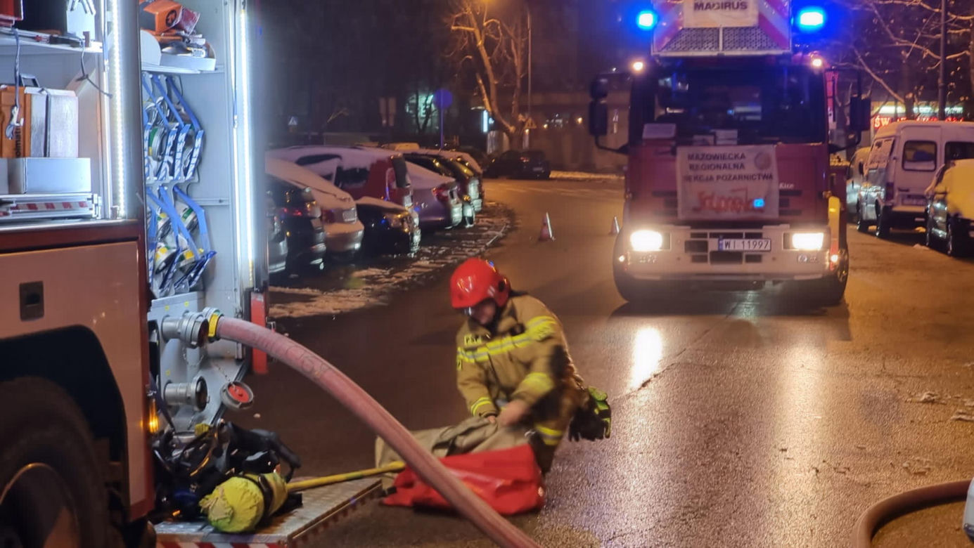 Warszawa. Gigantyczny pożar mieszkania na drugim piętrze. Dwie osoby poszkodowane
