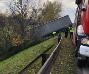 TIR spadł ze skarpy na trasie S1. Droga jest całkowicie zablokowana. Utrudnienia potrwają kilka godzin