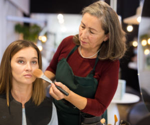 Twoja cera świeci się po godzinie? Wypróbuj baking – technikę utrwalania sypkim pudrem