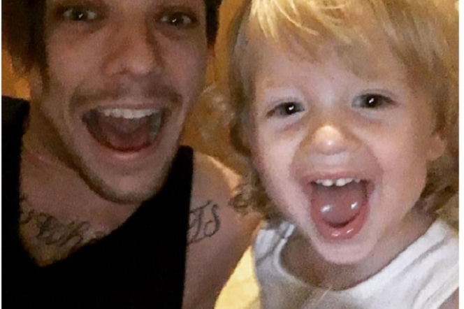 Louis Tomlinson został ojcem! Internauci gratulują muzykowi One Direction: #CongratulationsLouis!