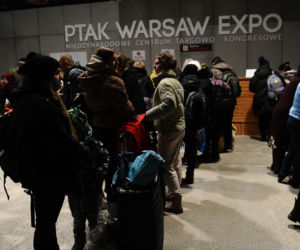 Uchodźcy w Warszawie to już 10 proc. mieszkańców stolicy. Śpią w hali targowej, na boisku i w biurowcu