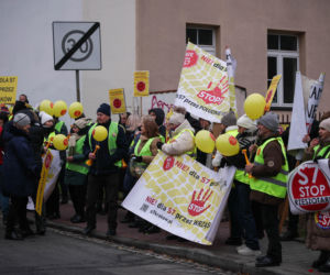 Protest ws. wariantów S7 przed siedzibą oddziału GDDKIA w Krakowie