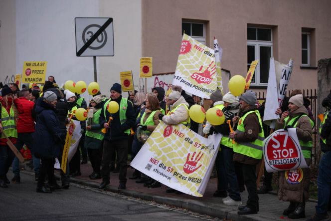 Protest ws. wariantów S7 przed siedzibą oddziału GDDKIA w Krakowie