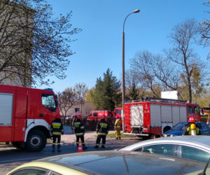Białystok. Akcja strażaków na ul. Zwycięstwa. Ktoś rozlał na klatce schodowej dziwną substancję [ZDJĘCIA, WIDEO]