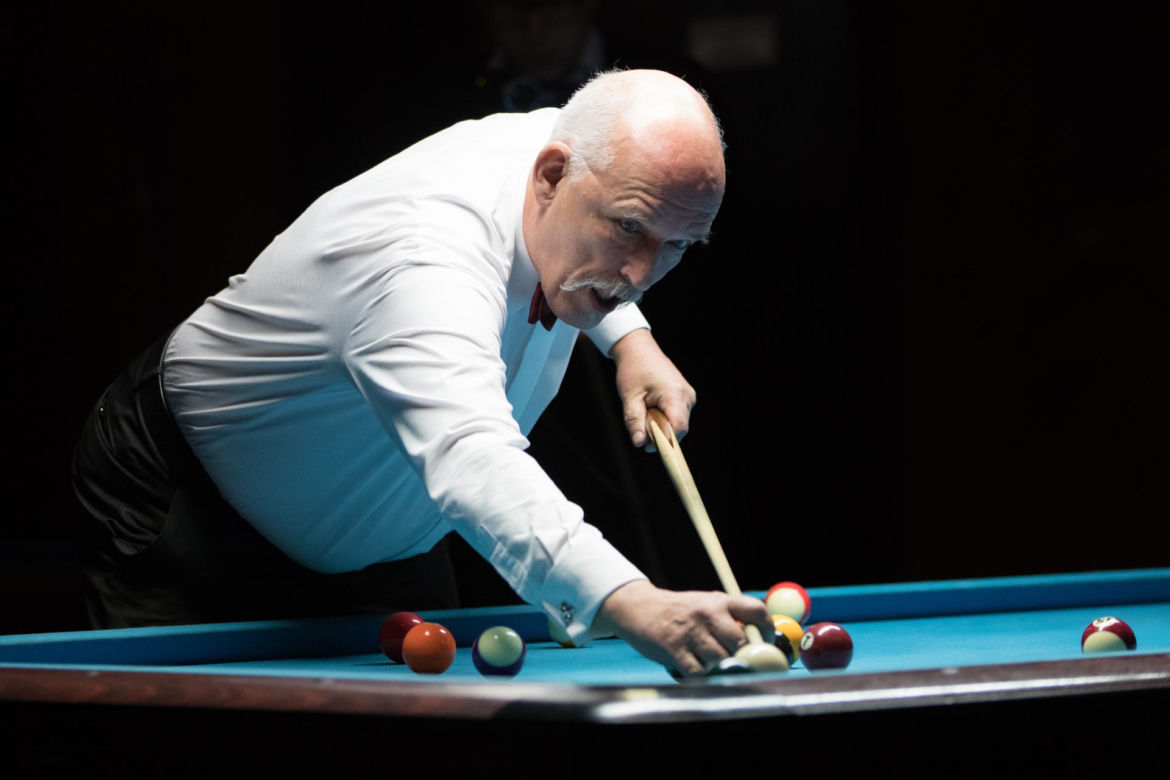 Korwin Mikke gra w bilard