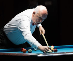 Korwin Mikke gra w bilard