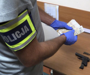 Miał broń i narkotyki. Był poszukiwany listem gończym