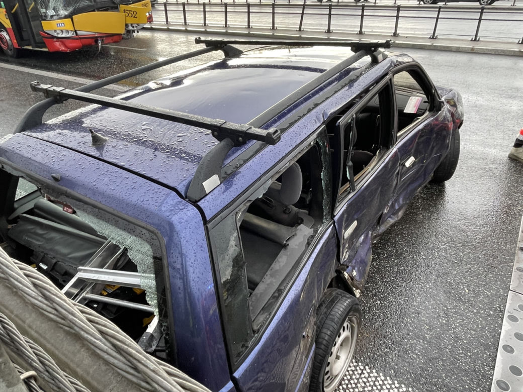 Opel zderzył się z autobusem na Moście Grota. Dwie osoby ranne, gigantyczne utrudnienia 