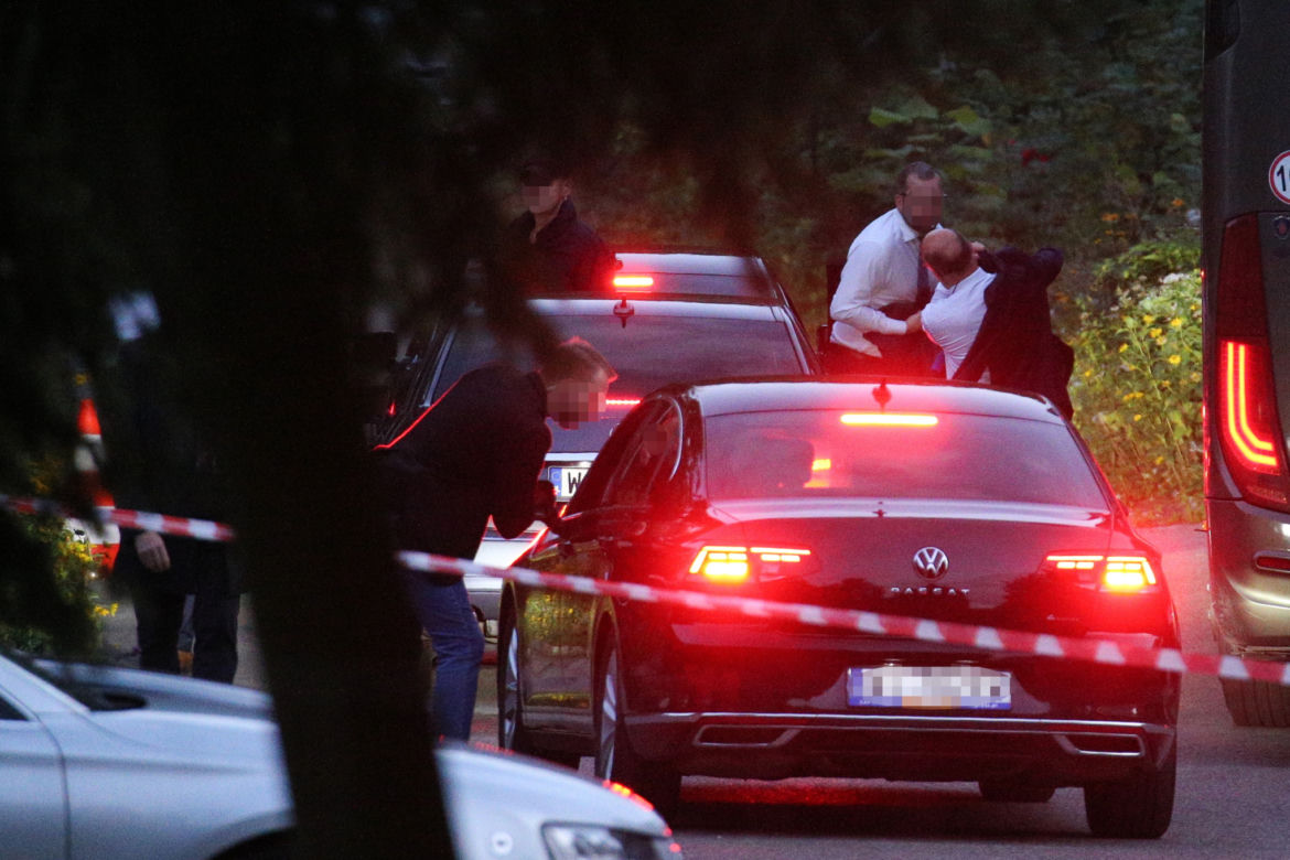 Posłowie PiS jechali autokarem a Kaczyński limuzyną