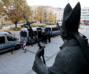 Policja pod kościołami w Warszawie