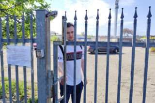 Klucz jest, przejścia nie ma, mieszkańcy wściekli. Absurd w Olkuszu: ludzie odcięci od centrum miasta!