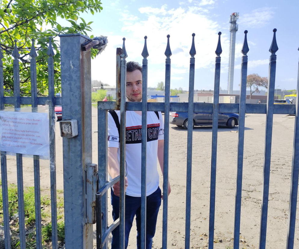 Klucz jest, przejścia nie ma, mieszkańcy wściekli. Absurd w Olkuszu: ludzie odcięci od centrum miasta!