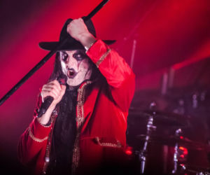 Skrupulatnie wyreżyserowany groteskowy spektakl okraszony nutą surrealizmu – Avatar zawładną Warszawą [RELACJA]