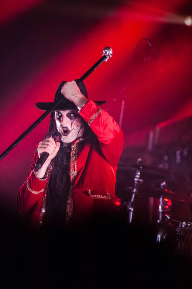 Skrupulatnie wyreżyserowany groteskowy spektakl okraszony nutą surrealizmu – Avatar zawładną Warszawą [RELACJA]