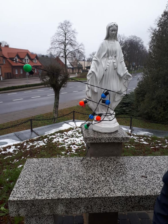 Włamali się do auta księdza i zrobili coś OBLEŚNEGO. Ucierpiała też figurka Matki Boskiej 
