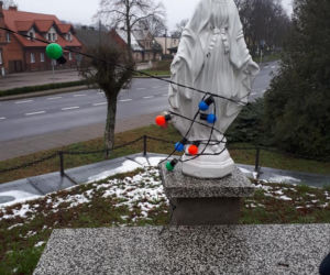 Włamali się do auta księdza i zrobili coś OBLEŚNEGO. Ucierpiała też figurka Matki Boskiej 