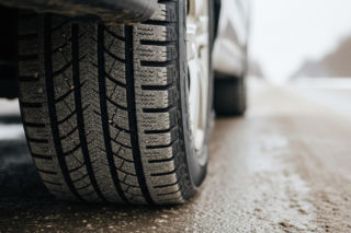 BMW na łysych oponach w Gostyninie. Jak skończyła się zimowa przejażdżka kierowcy-ignoranta?