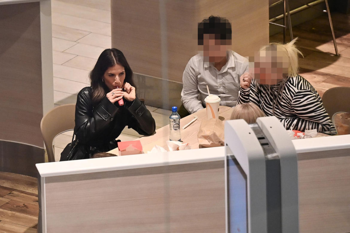 Weronika Rosati kurzy w McDonaldzie przy dziecku