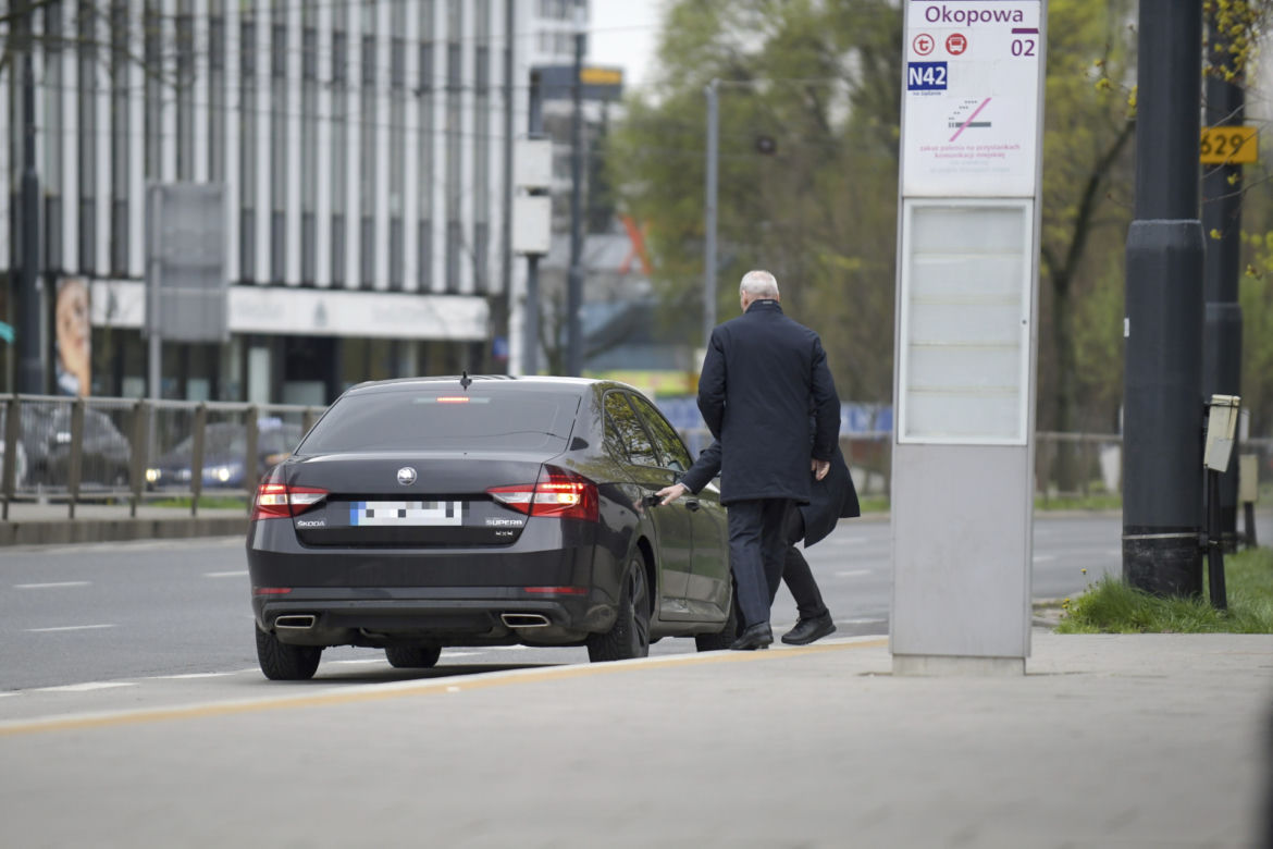 Antoni Macierewicz parkuje na przystanku