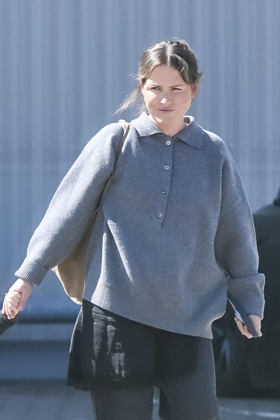 Olga Frycz z rodziną na spacerze