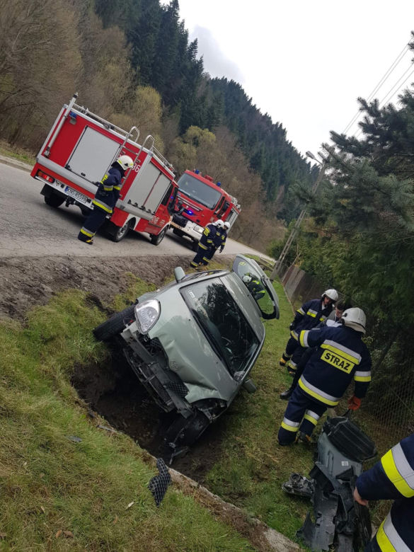 Toyota wypadła z jezdni i uderzyła w przepust. Groźna kraksa w Łomnicy