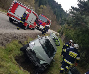 Toyota wypadła z jezdni i uderzyła w przepust. Groźna kraksa w Łomnicy