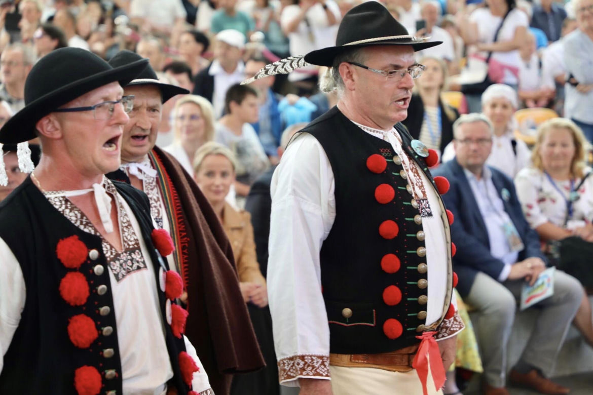 Rozpoczął się 60. jubileuszowy Tydzień Kultury Beskidzkiej. Przyjechało 20 zespołów z całego świata ZDJĘCIA, PROGRAM