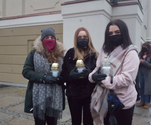 Znicze, wieszaki, transparenty. Protest Piekło kobiet w Lesznie