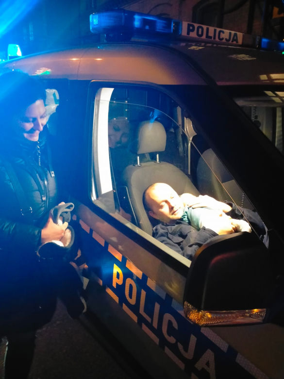 Wiktorek był siny i już nie oddychał! Uratowali go policjanci z Jastrowia [ZDJĘCIA]