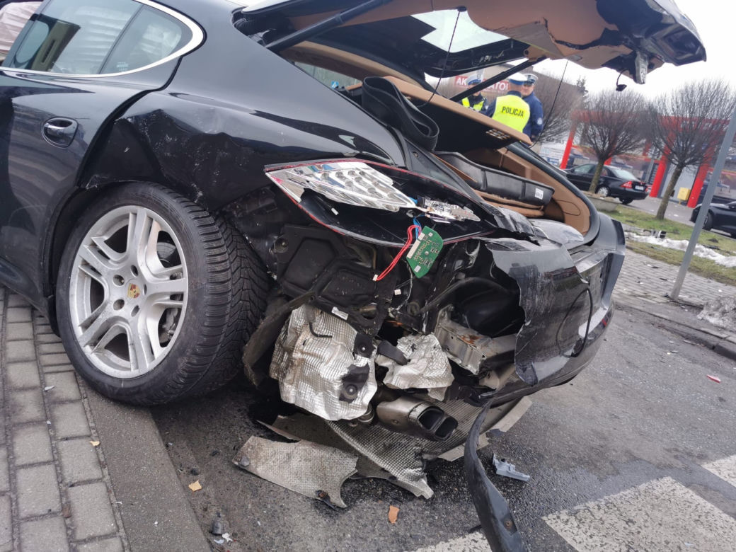 Gonili ich od A1. Rozbili porsche i dalej uciekali przed policyjnym pościgiem pieszo