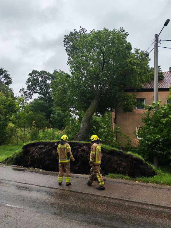  Burze nad Polską. Setki interwencji, tysiące domów bez prądu. IMGW ostrzega. Gdzie będzie najgorzej?