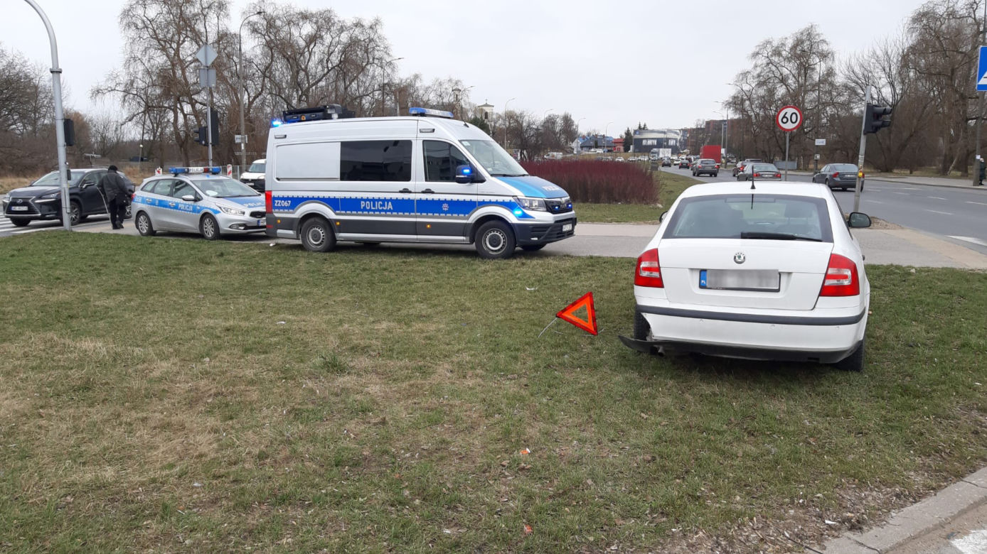 Wypadek w Dolinie Służewieckiej. Rozbite samochody i dwie osoby w szpitalu