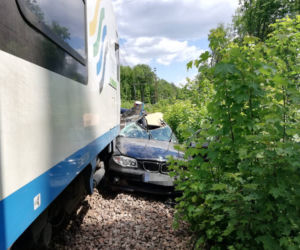 Koszmarny wypadek w Mikołowie! Kobieta w BMW wjechała pod pociąg