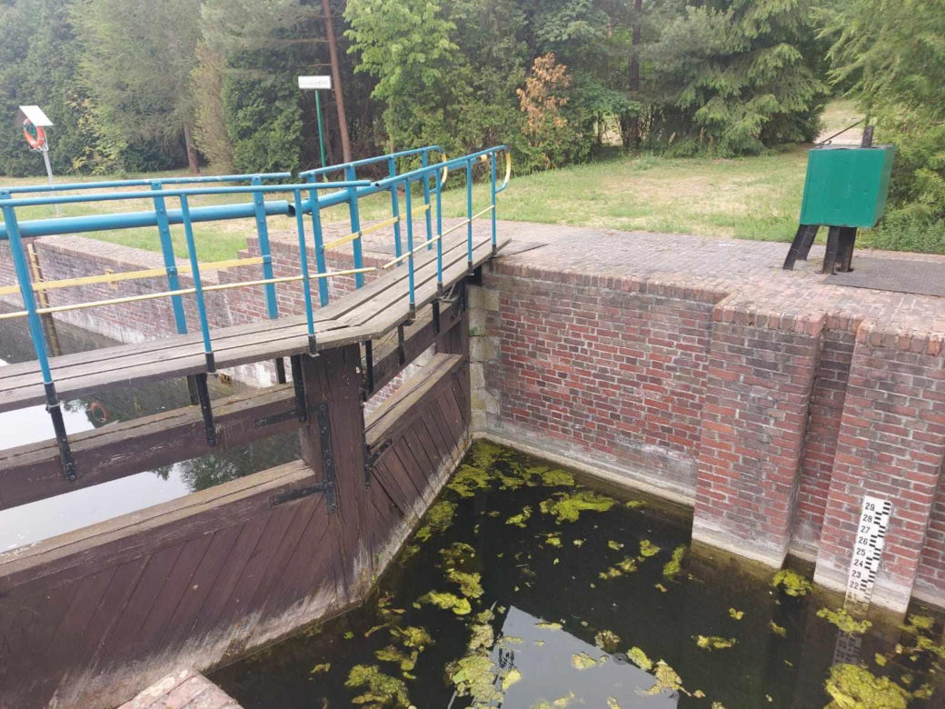 Ta malownicza wieś na Mazurach leży tylko dwie godziny drogi od Olsztyna. Słynie z monumentalnej śluzy
