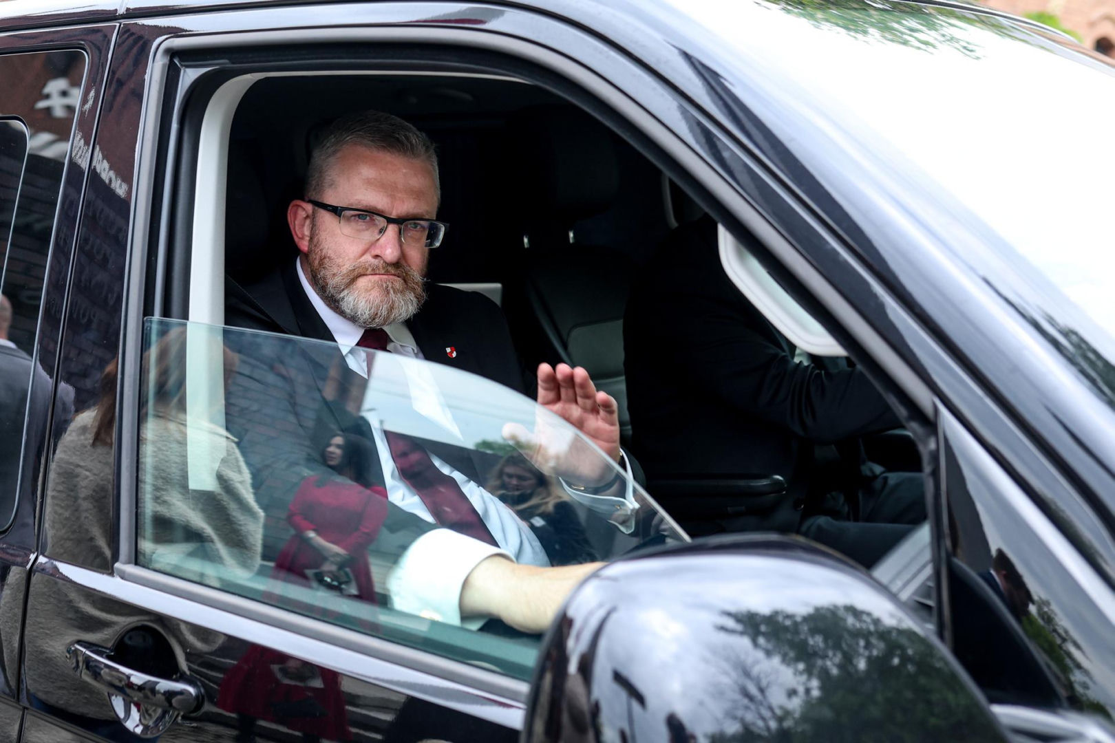 Sędzia nie pozwolił Braunowi mówić dalej. Polityk wyszedł z sali