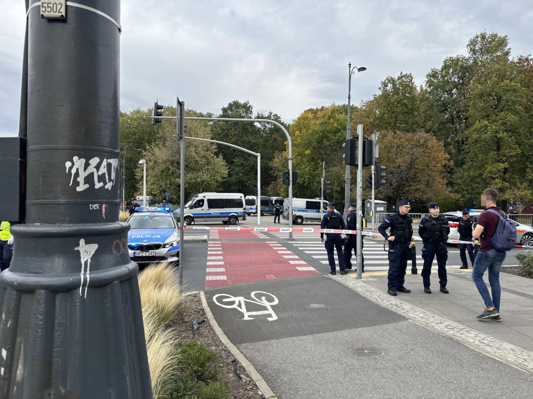 Pilna ewakuacja w centrum. Mężczyzna wszedł na pomnik smoleński i grozi wysadzeniem