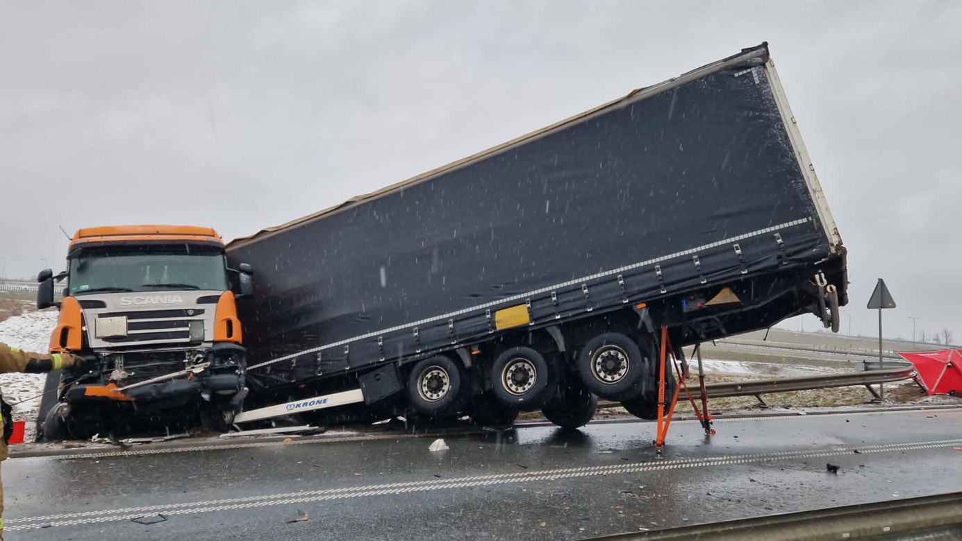 Wypadek w Kołbieli. Tir roztrzaskał osobówkę. Nie żyje jedna osoba