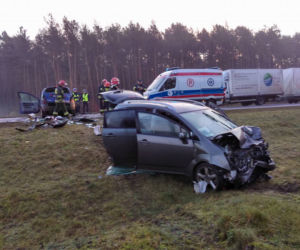 Czołowe zderzenie dwóch aut pod Bydgoszczą. Cztery osoby są ranne