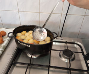 Warsztaty pieczenia pączków w grudziądzkim gastronomiku